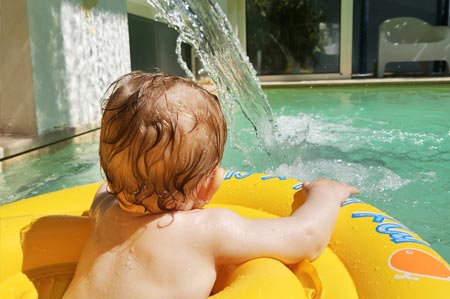 Bimbo in piscina