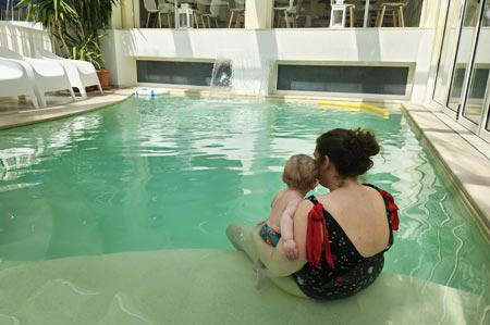 Mamma con bimbo in piscina